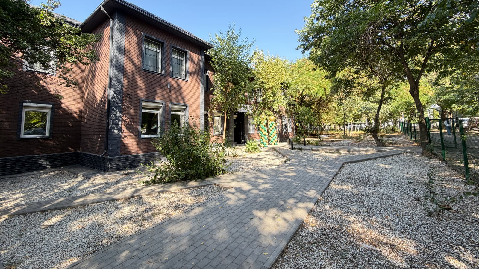 Здание клиники New Life Medical Centre и двор