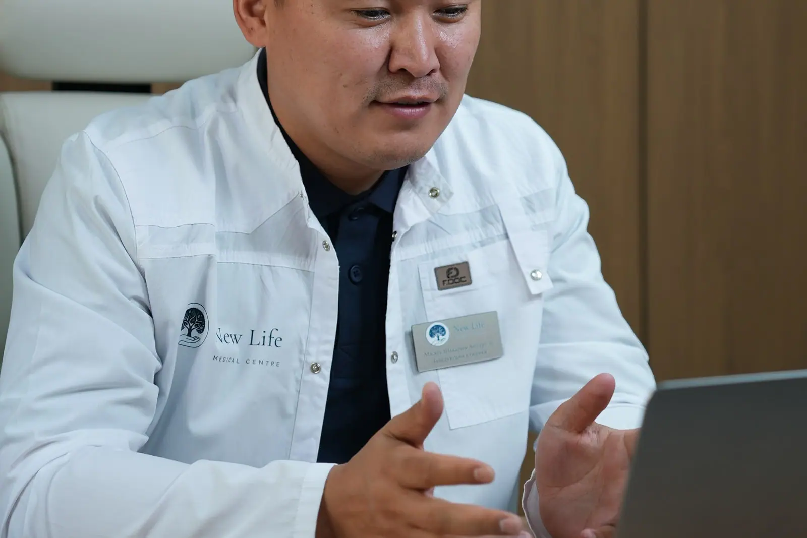 Врач клиники New Life Medical Centre на консультации